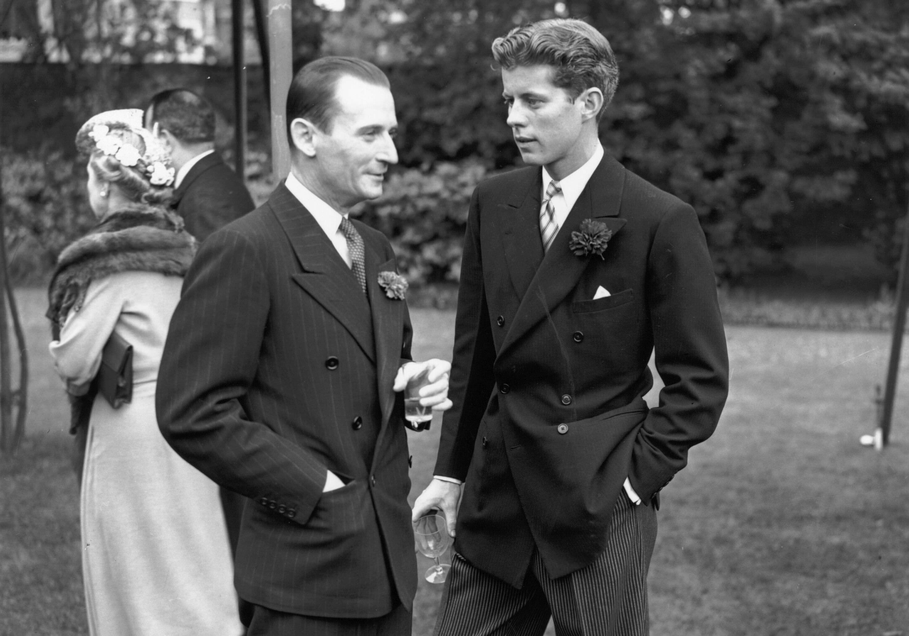 JFK-with-Neal-Borum-in-1939-wearing-a-double-breasted-stroller-suit