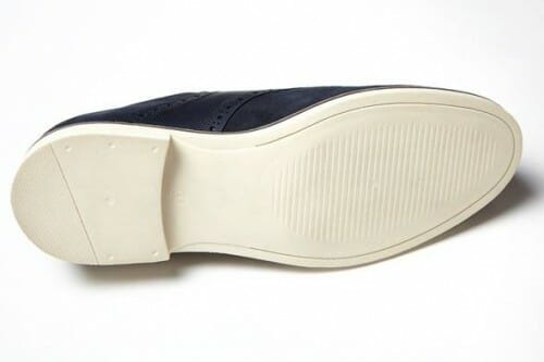 saddle shoes z białą podeszwą z gumy