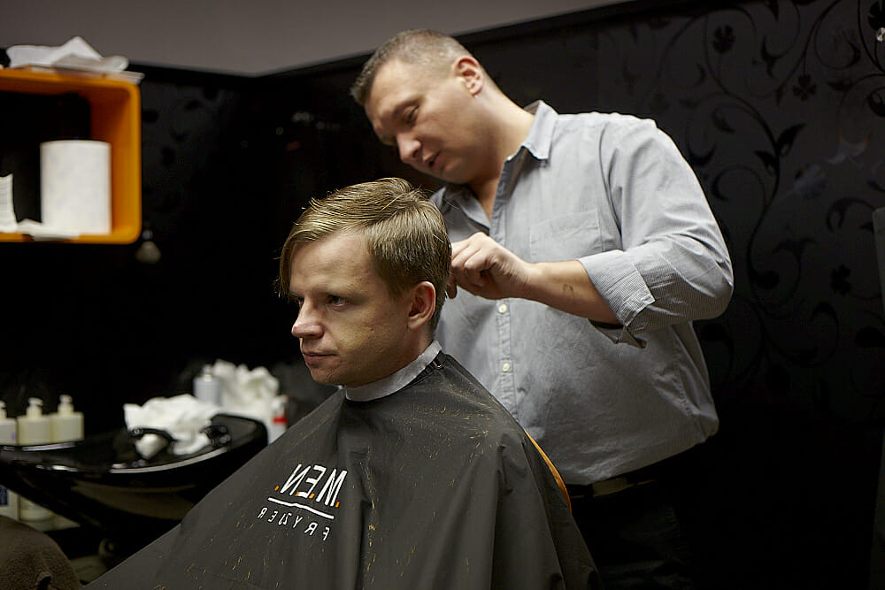 Strzyżenie włosów u fryzjera męskiego