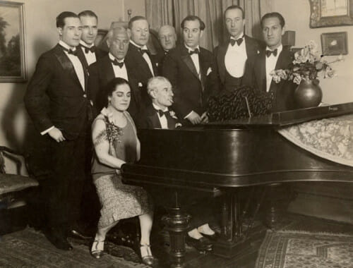 Maurice Ravel w białych skarpetach do smokingu