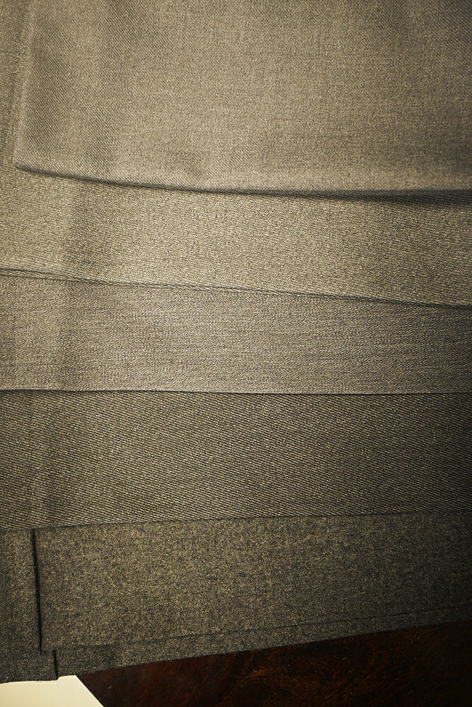 Szare spodnie z różnych tkanin