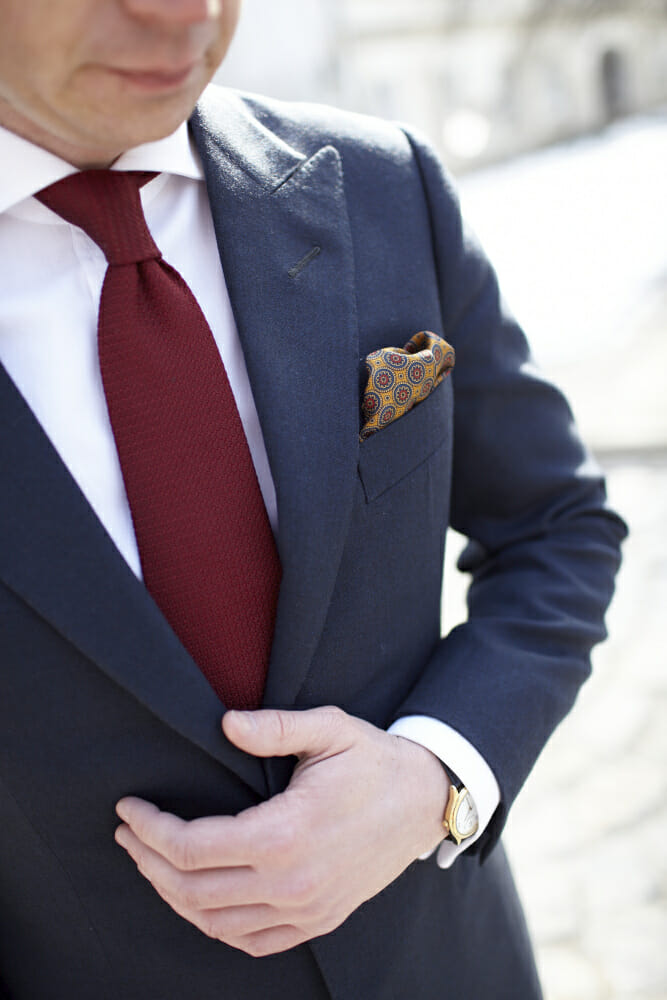 Poszetka, krawat i zegarek