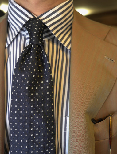 krawat w groszki koszula w prążki