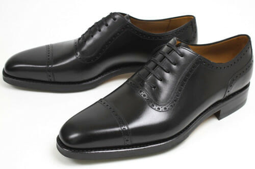 czarne skórzane buty z ażurem