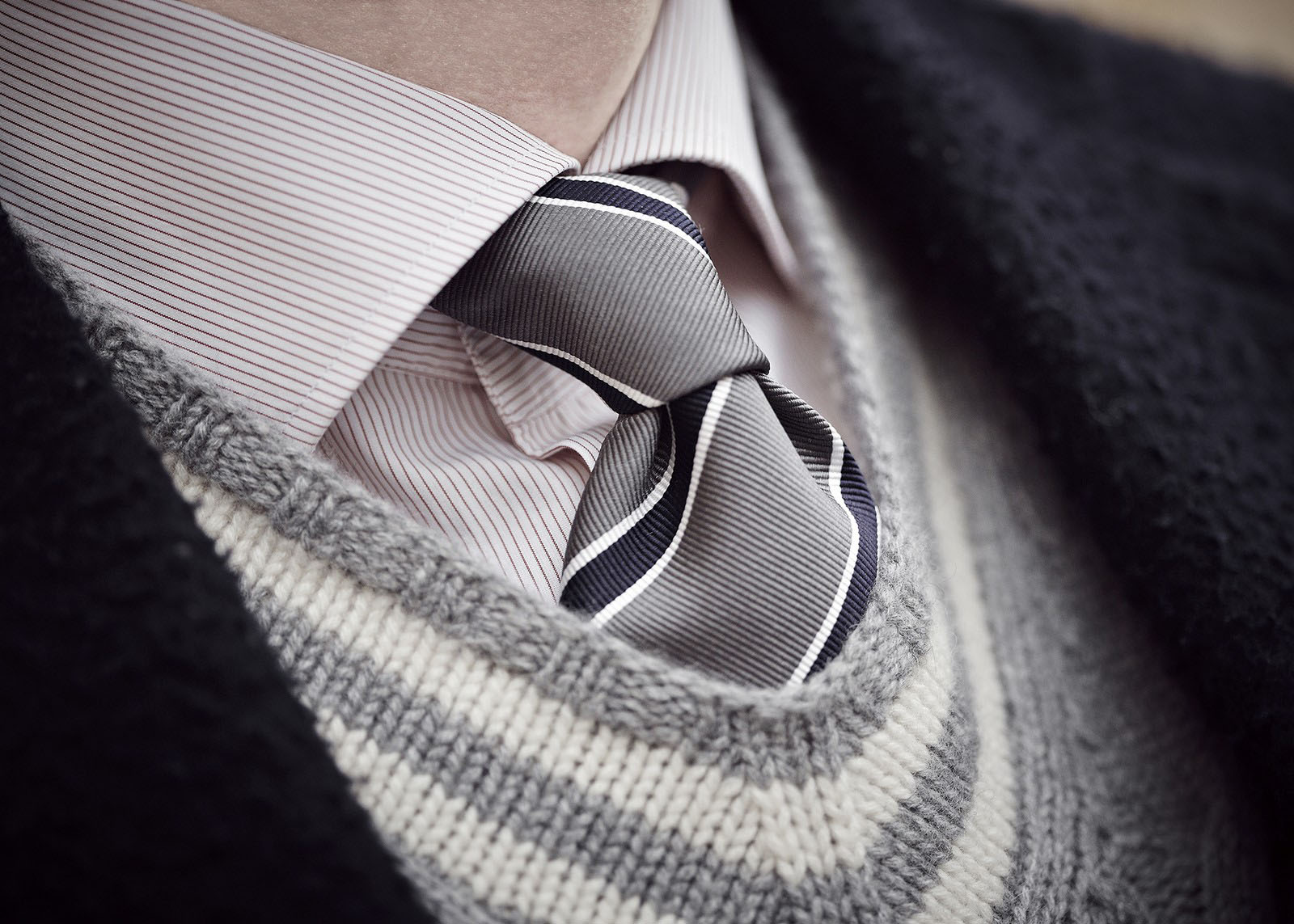 Szary krawat w paski, koszula w prążek, sweter kaszmirowy