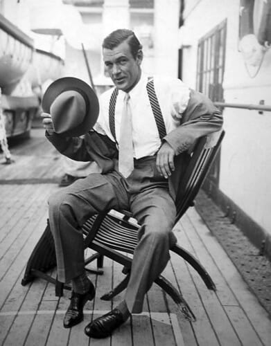 Gary Cooper ze skarpetą pod kolor spodni z dodatkowym ozdobnym prążkiem