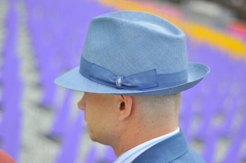 niebieski kapelusz