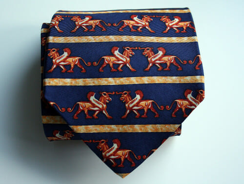 granatowy krawat wzór