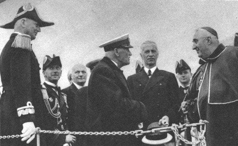 Ignacy Mościcki rozmawia z bp Stanisławem Okoniewskim na pokładzie ORP Mazur, w czasie Dni Morza w Gdyni – z lewej adm Józef Unrug