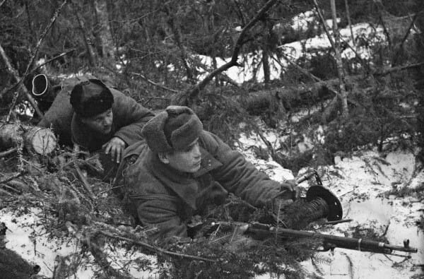 RIAN_archive_2675_Signalers_laying_a_telephone_cable_in_the_forest B Vdovenko