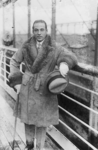 Rudolf Valentino w płaszczu