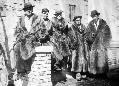 mężczyźni w futrzanych płaszczach