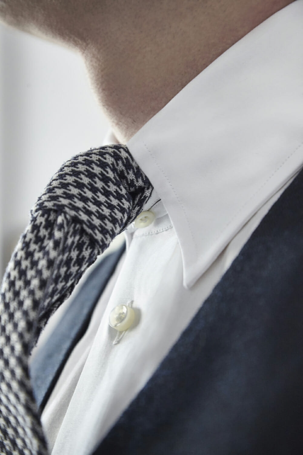 Biały kołnierzyk tab collar z krawatem