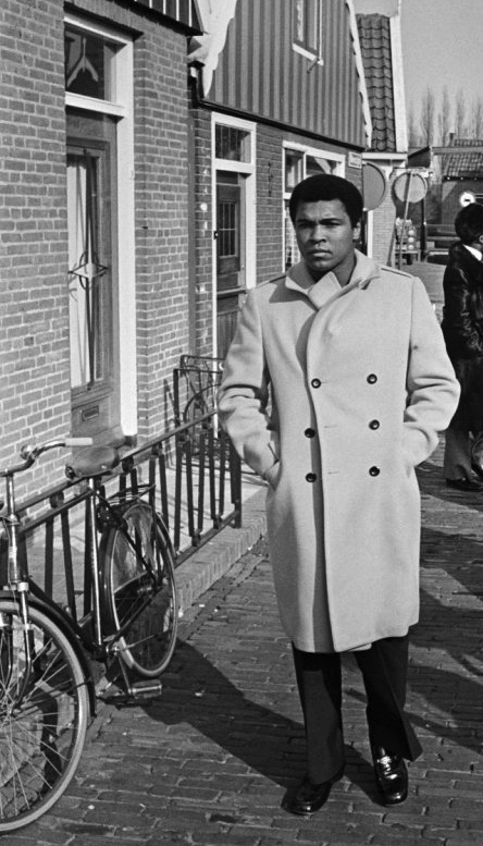 Muhammad_Ali_passes_bicycle_in_Volendam