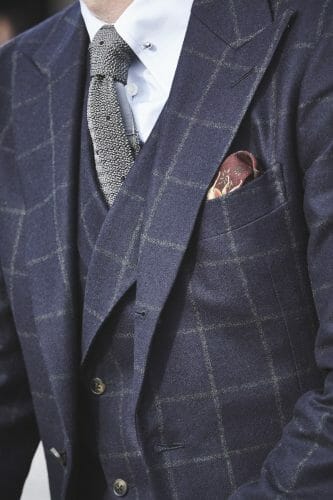 szary krawat granatowy garnitur