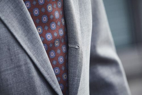 bordowy krawat szary garnitur