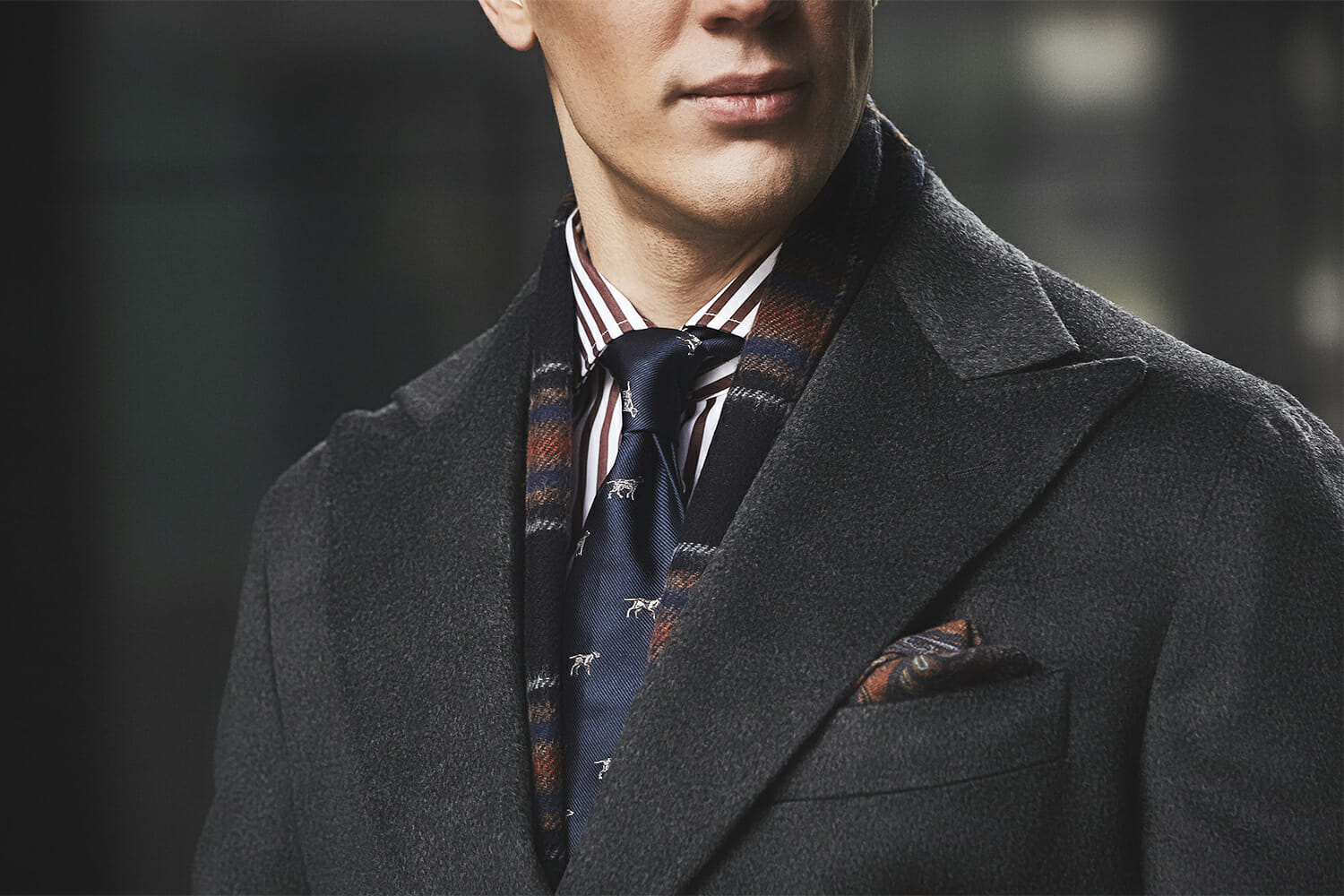 Szary płaszcz z szalikiem i krawatem