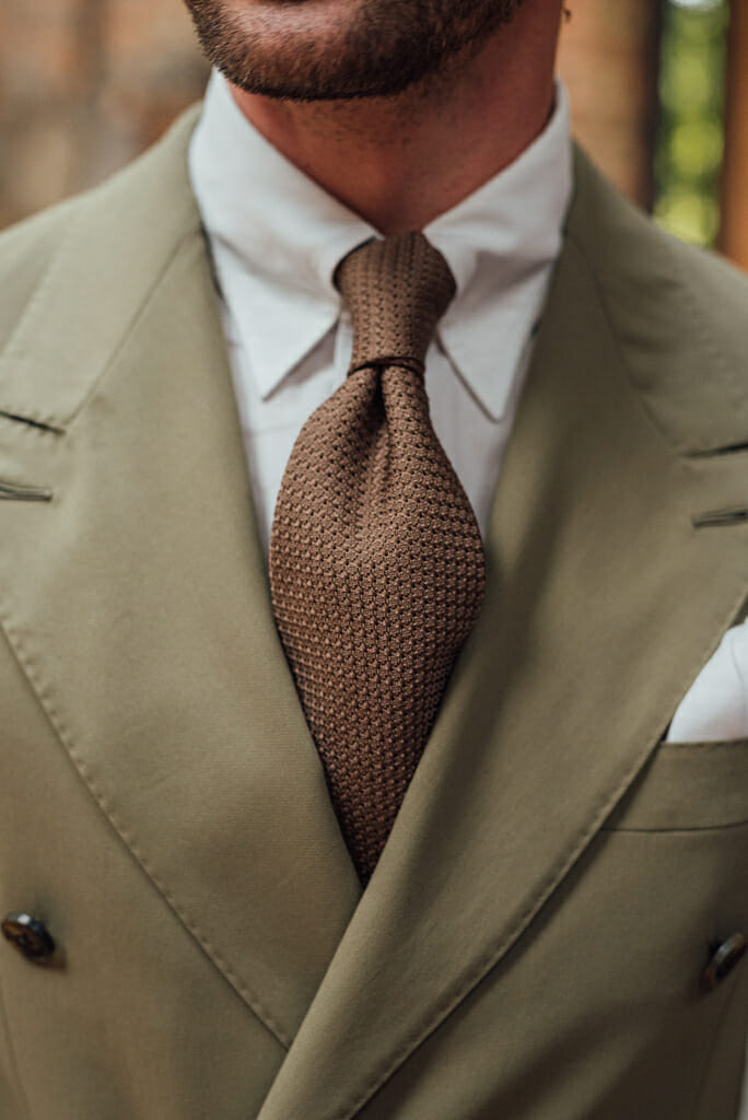 Zielony garnitur brązowy krawat