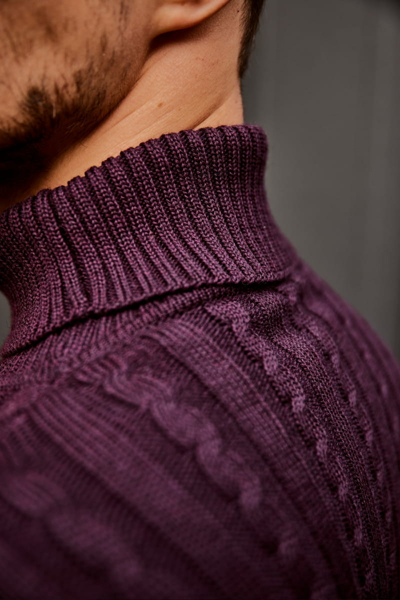 Fioletowy sweter warkoczowy z golfem1