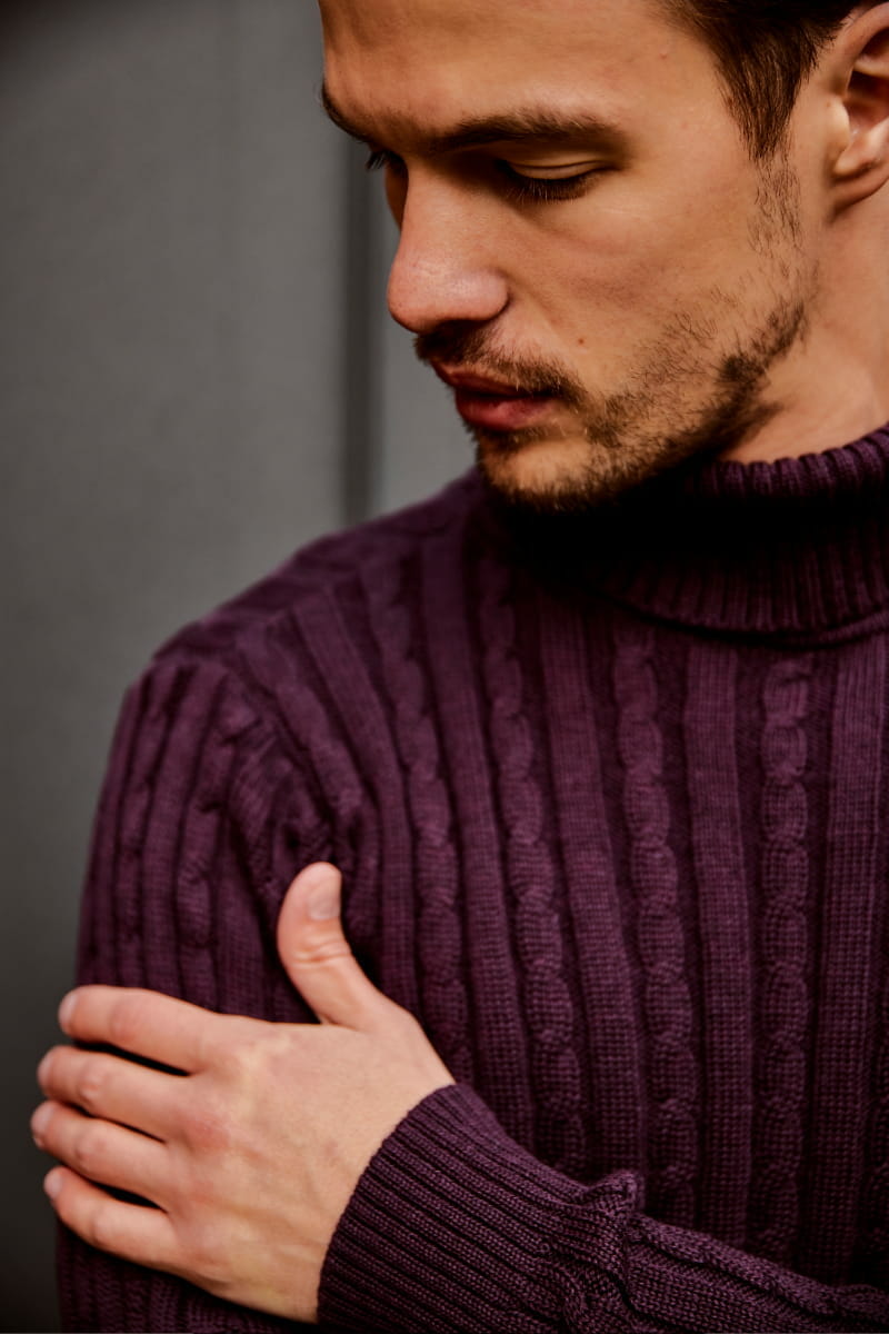 Fioletowy sweter warkoczowy z golfem3